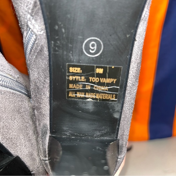 2 Lips Too Women's Too Vampy heel Boot size 9 gray color faux suede side zip - Picture 6 of 7